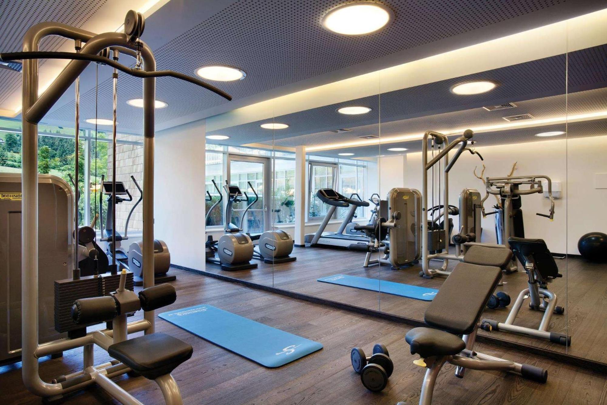 Kempinski Hotel Das Tirol Jochberg Eksteriør bilde A gym in a hotel