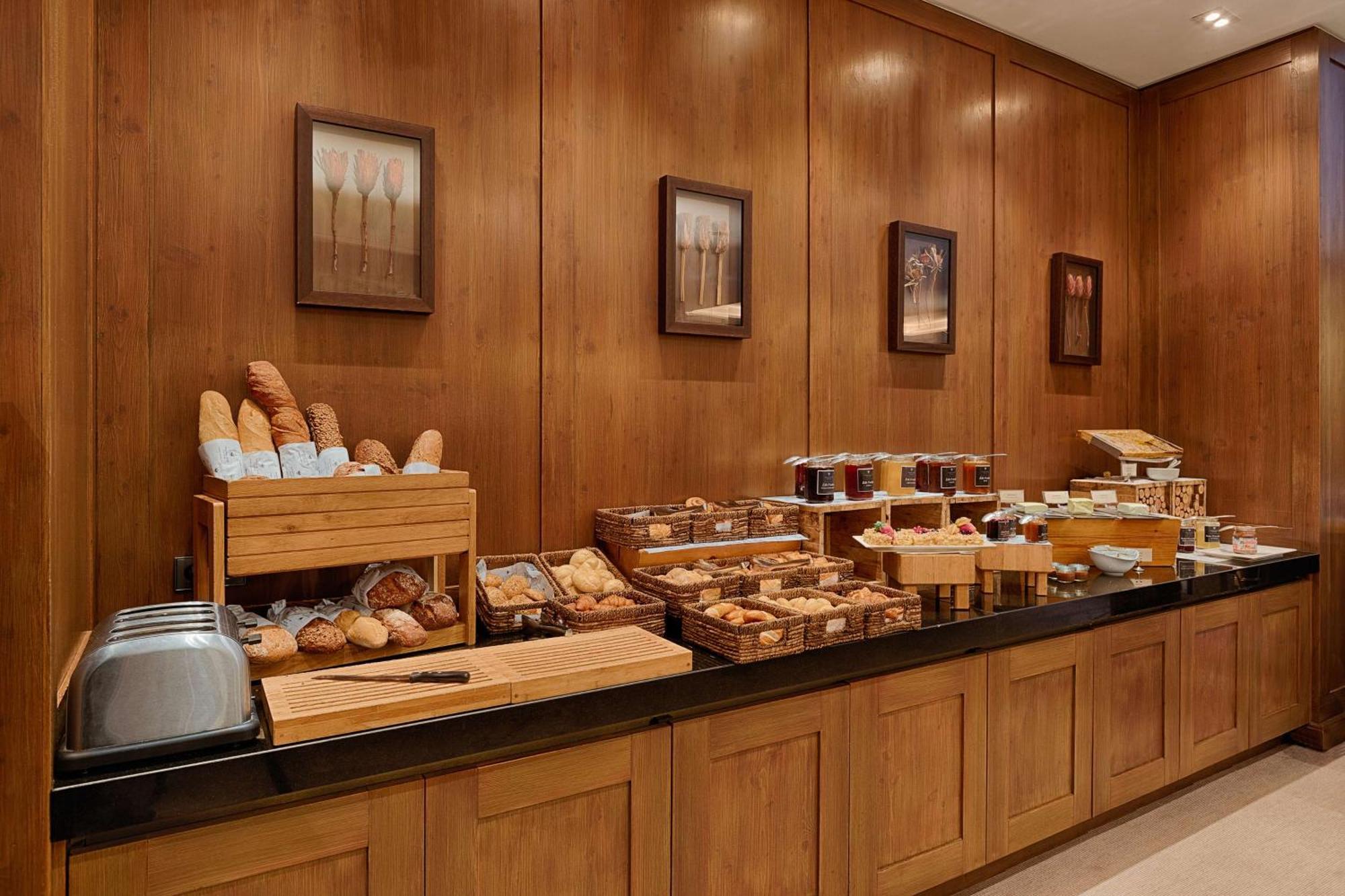 Kempinski Hotel Das Tirol Jochberg Eksteriør bilde A breakfast buffet at a hotel
